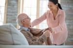 Khi chăm sóc người già bị hoang tưởng cần lưu ý những gì?
